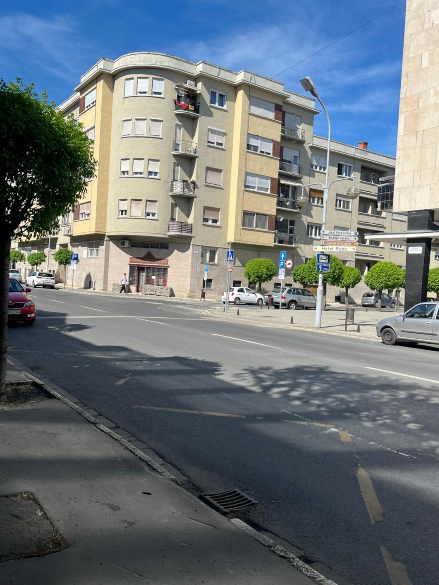 Moonlight Lägenhet Győr Exteriör bild